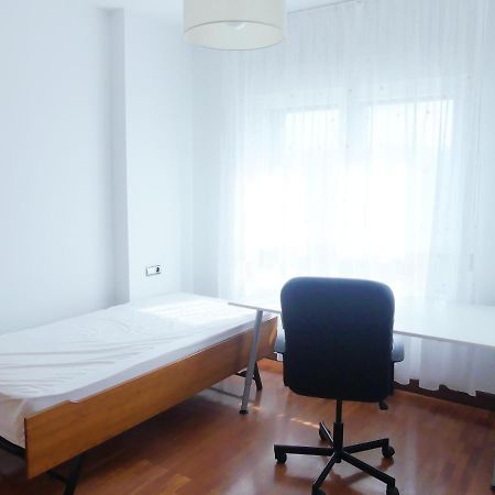 Apartamento Luminoso, Funcional Y Amplio En Zona Hospitalaria Pamplona Eksteriør bilde