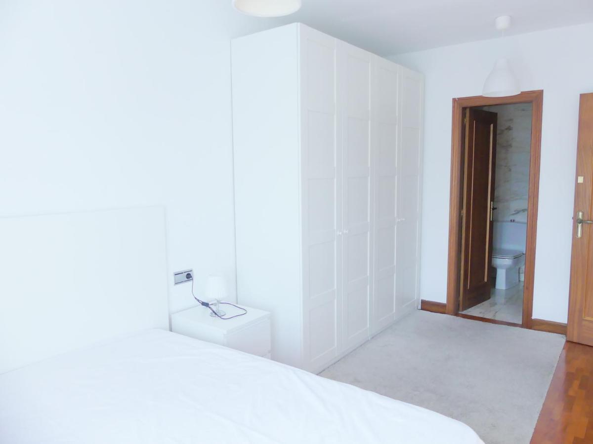 Apartamento Luminoso, Funcional Y Amplio En Zona Hospitalaria Pamplona Eksteriør bilde