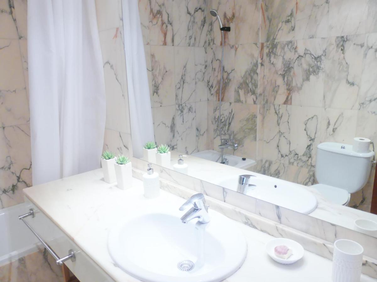 Apartamento Luminoso, Funcional Y Amplio En Zona Hospitalaria Pamplona Eksteriør bilde